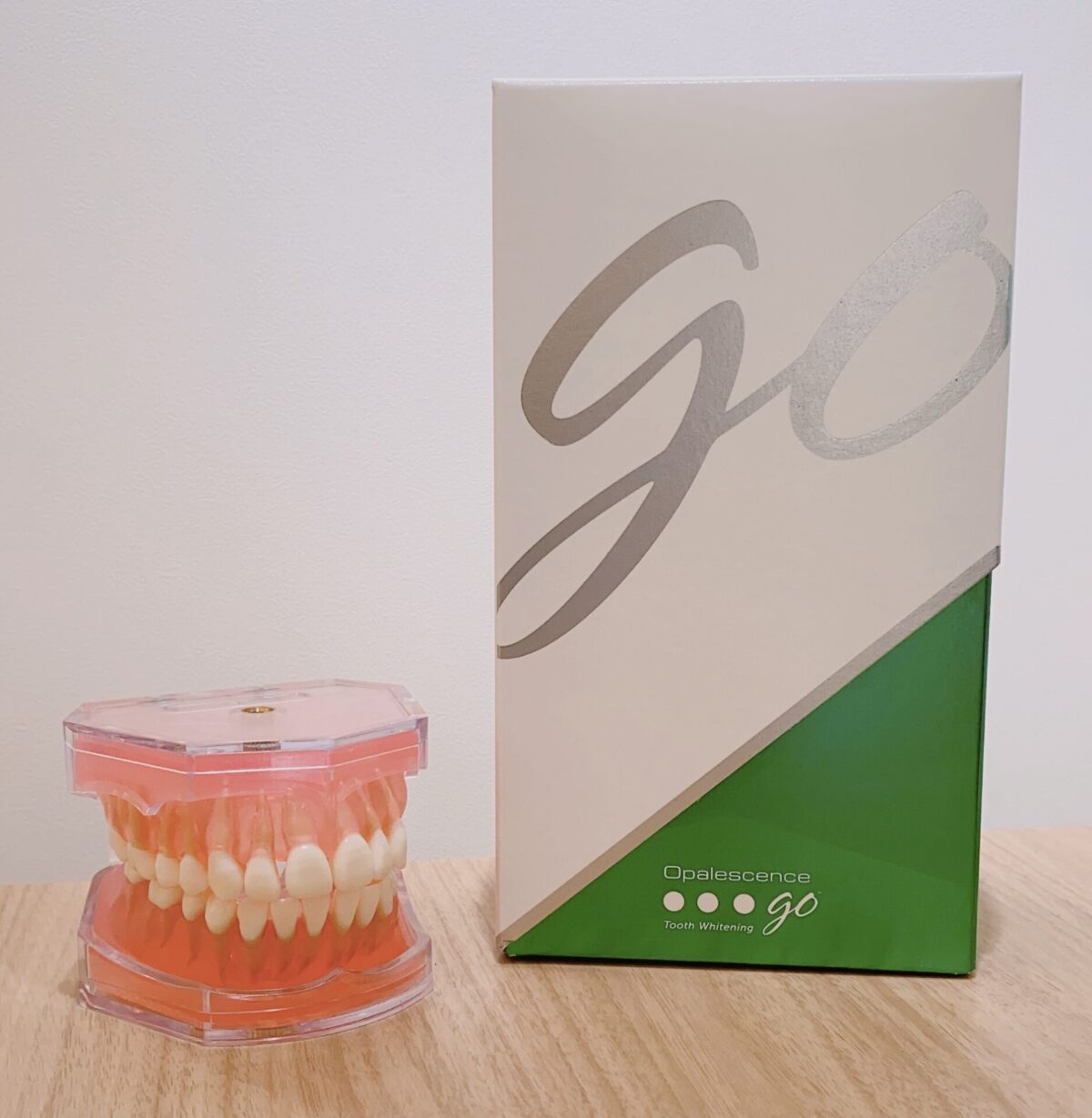 オパールエッセンスGOの箱と歯列模型