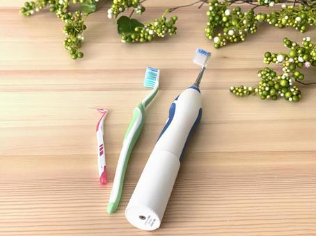 手用歯ブラシと電動歯ブラシ