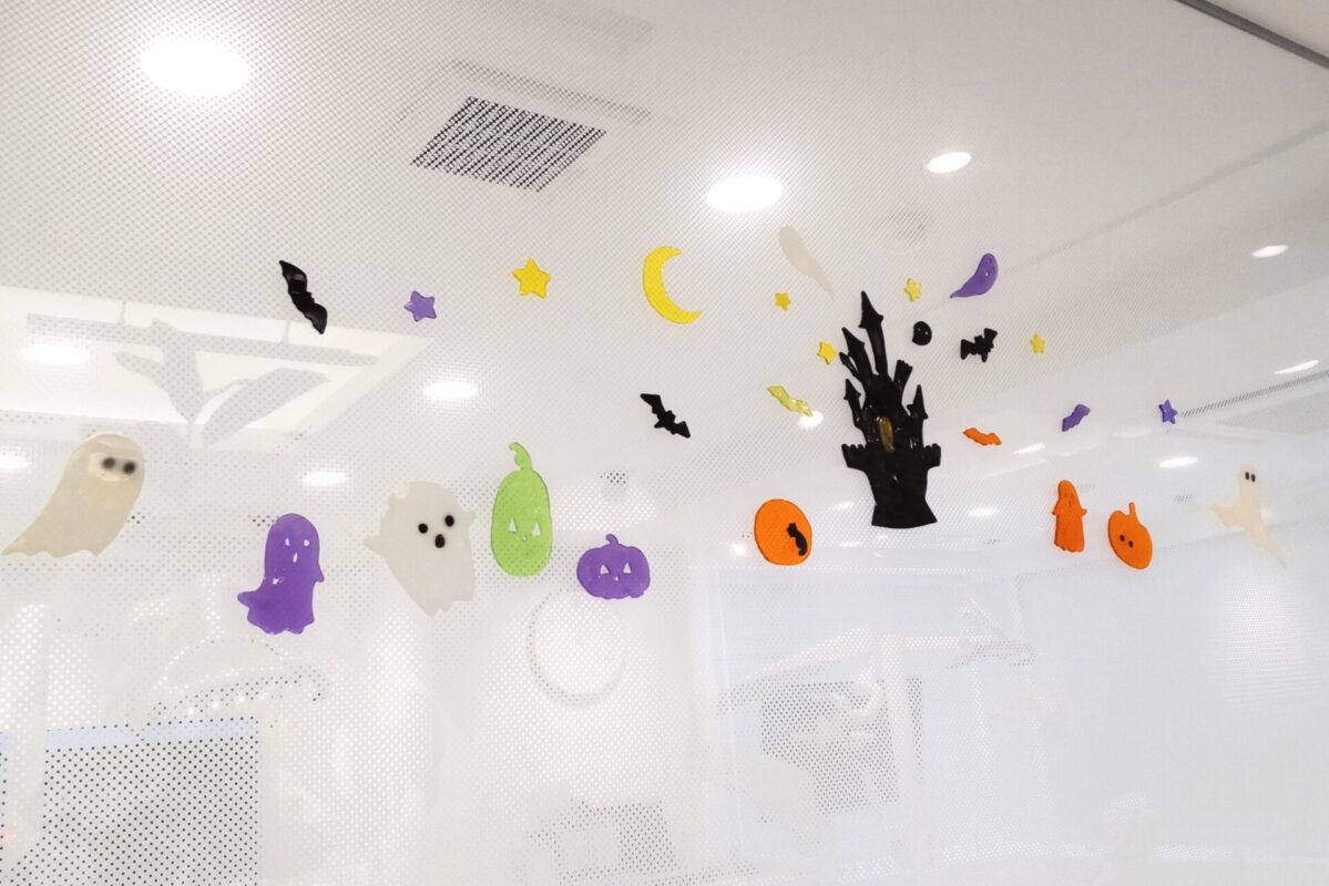 ガラス面に飾られたおばけ、コウモリ、かぼちゃのハロウィン装飾