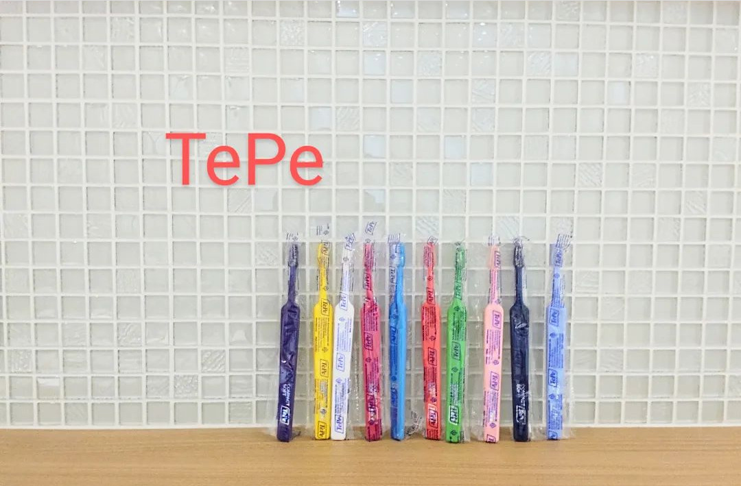 色とりどりのTePe歯ブラシを正面から撮影した写真