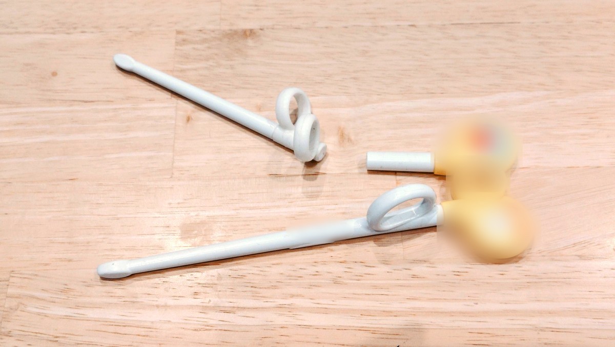 指の輪に指を入れて使う練習用の箸(しつけ箸)